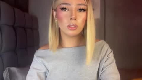 trexie_fucks15 online show from August 2, 9:22 pm