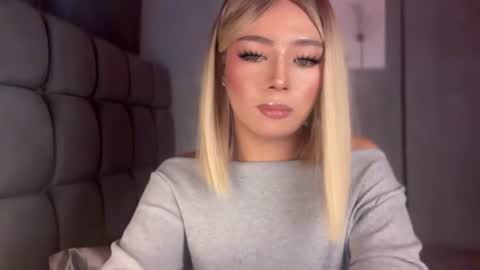 trexie_fucks15 online show from August 2, 10:28 pm