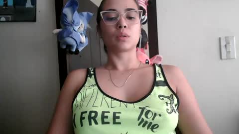 triana_bell online show from July 30, 6:04 pm