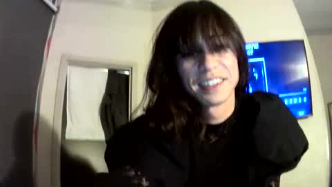tsvickyyvee online show from May 12, 6:47 am