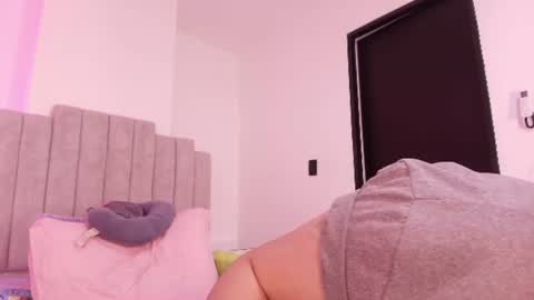 Twiggy online show from August 15, 6:28 am