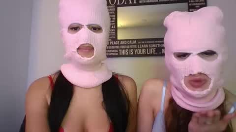 two girls one cam online show from March 6, 3:58 am