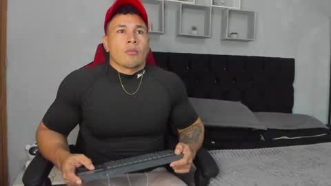 tyler_hank1 online show from July 29, 2:18 am