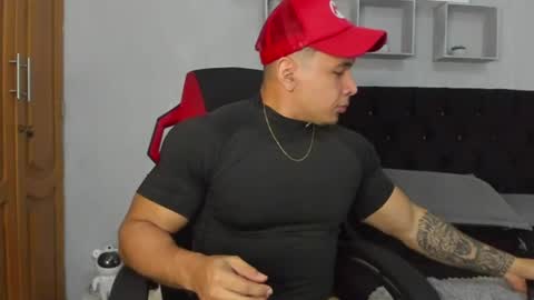 tyler_hank1 online show from July 29, 3:24 am