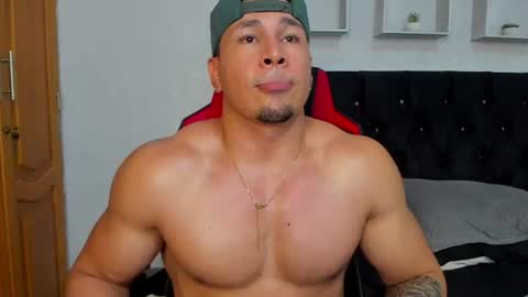 tyler_hank1 online show from August 11, 2:35 am