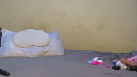 tynniee online show from May 24, 2:47 am