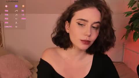 Una  online show from August 23, 11:45 pm