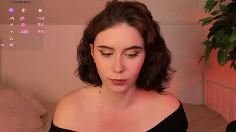 Una  online show from August 24, 12:51 am