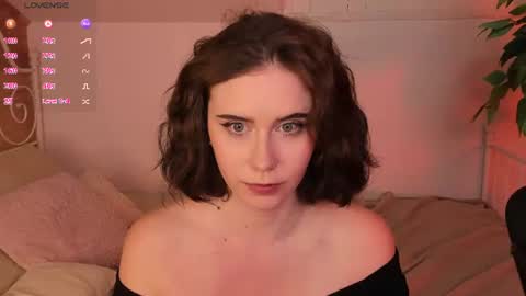 Una  online show from August 24, 1:57 am