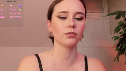 Una  online show from August 29, 9:47 pm