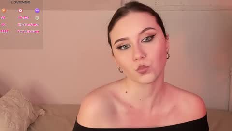 Una  online show from August 30, 8:31 pm