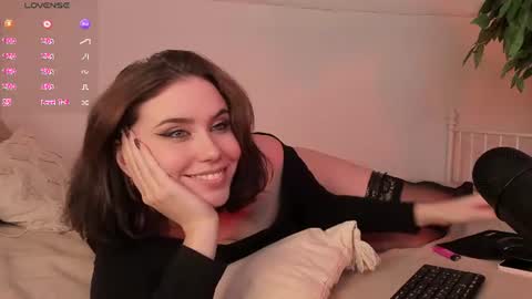 Una  online show from August 31, 2:01 am