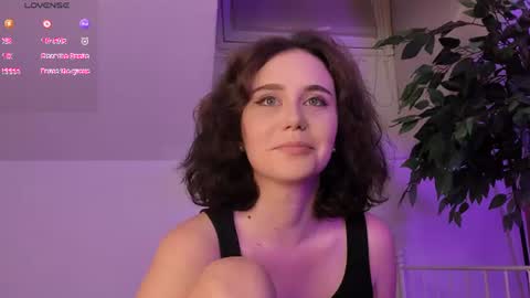 Una  online show from September 5, 5:40 pm