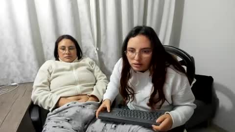 Kary joha and jess online show from August 15, 2:59 am