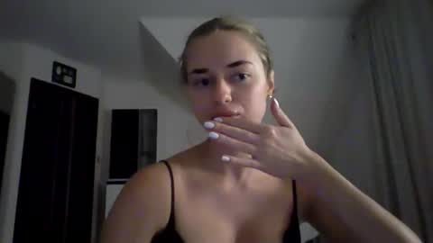 Leah  online show from June 8, 9:10 pm