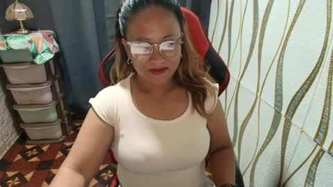 urhotmomcathlea online show from June 17, 3:49 am