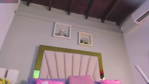 vahiolet_fuentes online show from August 15, 4:27 am