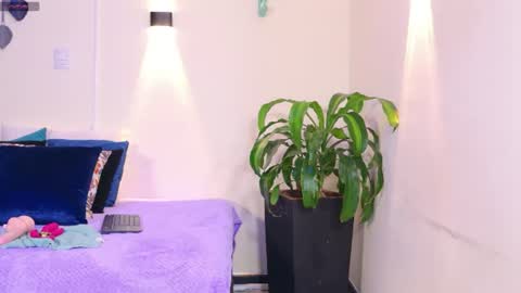 vainilla_secret online show from August 14, 1:15 pm