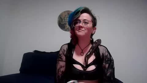 valarieak online show from May 4, 2:06 am