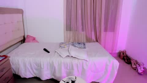 HI IM NEW online show from August 4, 4:15 pm