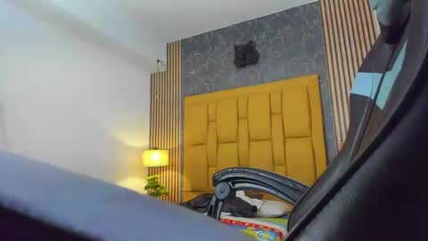 valenrs online show from August 7, 1:33 pm