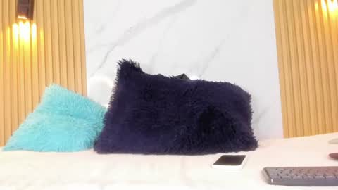 valentinaliux_ online show from August 5, 2:37 pm