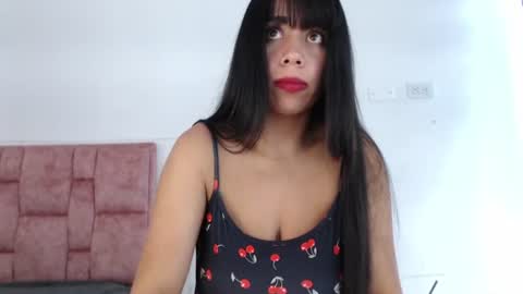Valen independent model online show from August 2, 7:43 pm