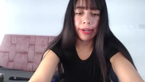 Valen independent model online show from August 9, 8:21 pm