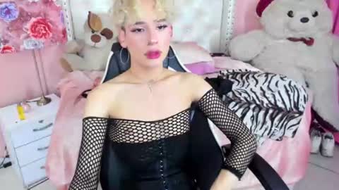valentinee_xo online show from July 28, 8:20 am