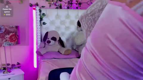 valentinee_xo online show from August 4, 7:16 am