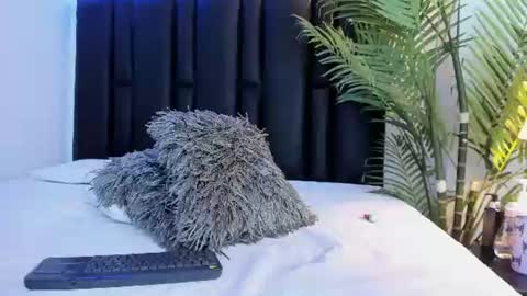 valeri_tafur online show from August 6, 1:10 pm