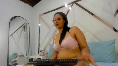 valeria_gil_ online show from August 7, 9:26 pm