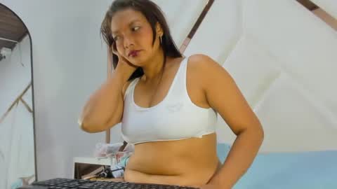 valeria_gil_ online show from August 9, 8:21 pm