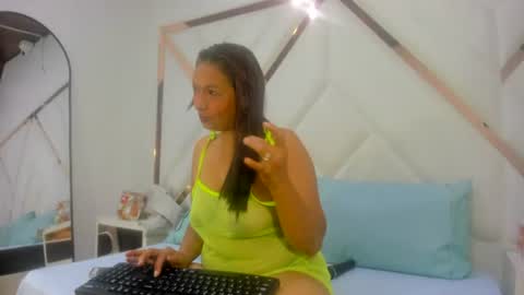 valeria_gil_ online show from August 15, 9:41 pm