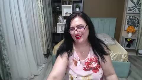 valeriasmiths online show from August 5, 11:30 am