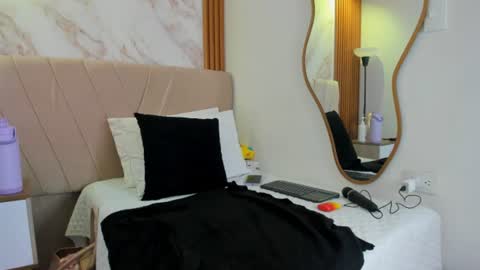vane_coral online show from August 13, 12:52 pm