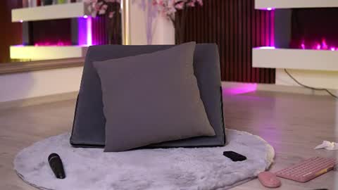 Vanessa Simon online show from August 11, 9:33 am