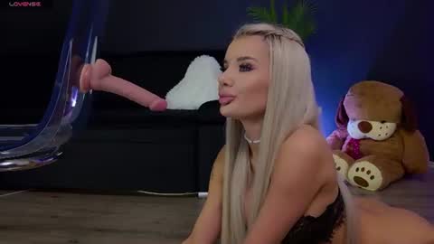 Vanessa online show from August 8, 9:15 pm