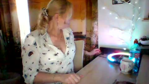 velka_raspberry online show from August 10, 6:31 pm