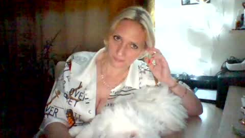 velka_raspberry online show from August 11, 12:01 am