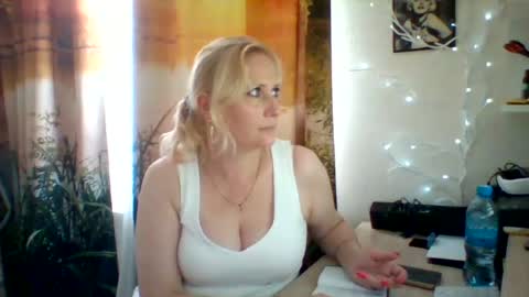 velka_raspberry online show from August 13, 11:57 am