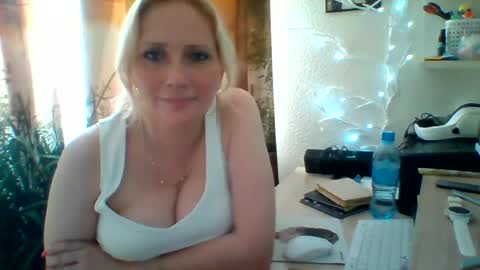velka_raspberry online show from August 13, 3:04 pm