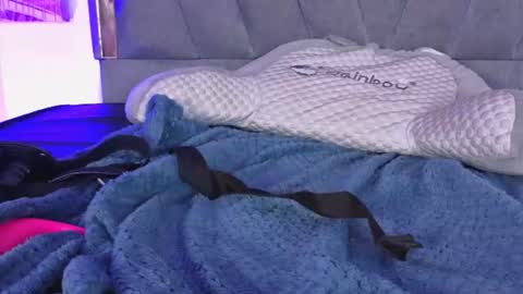 velvetfox_ online show from August 12, 12:35 am