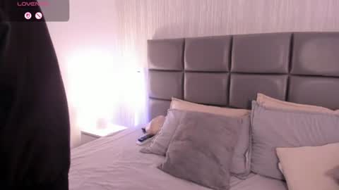 vera_price_ online show from August 15, 1:48 pm