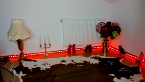 ViciousQueenu can call me Laura online show from August 12, 8:49 am