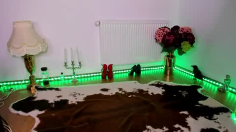 ViciousQueenu can call me Laura online show from August 15, 4:44 pm