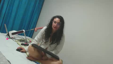 vickyjuice1 online show from April 18, 2:05 am