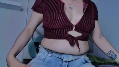 victoria__js_ online show from August 11, 9:50 pm
