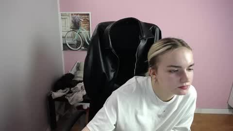 viktoria_lovely online show from April 24, 8:40 am