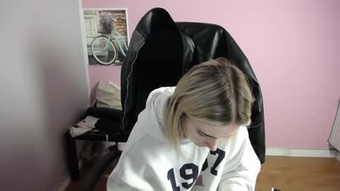 viktoria_lovely online show from May 8, 6:15 am